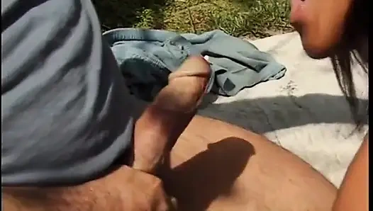 Heißes schwarzes mädchen mit geilen titten gibt kopf im garten