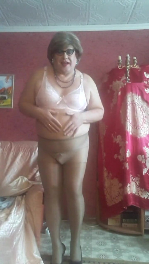 BBW आइरीन कपडे काढत आहे | भाग १