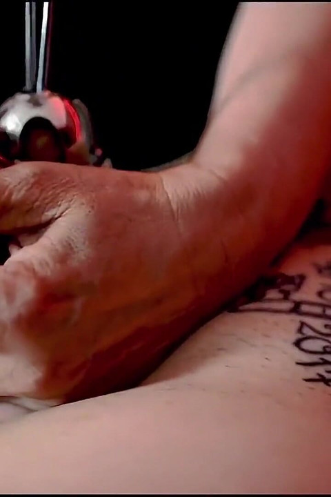 皇后ベラ・サディックは奴隷の夫の穴を全部貫くのが大好きだ