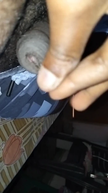 Moment époustouflant de « Un Indien excité masturbe une grosse bite solitaire »