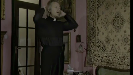 Priester Fickt Seine Geliebte Auf Dem Bett