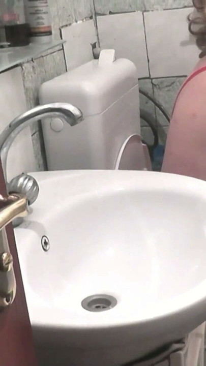 Poranek pięknej, seksownej naturalnej blondynki dojrzałej MILF. W przezroczystym peniuarze bez majtek. Erotyczna seksowna bielizna… | Klip 2
