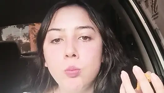 Arabada yemek yiyor