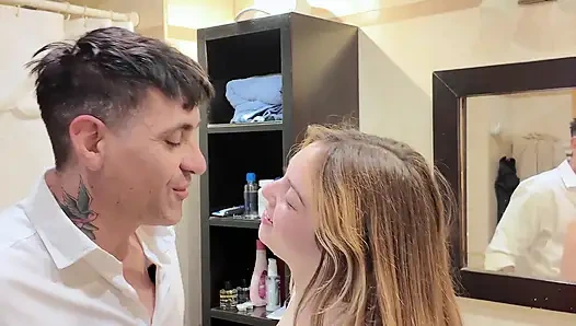 Ich habe ihn gerade für 7 minuten gefickt, ohne sich herauszuziehen. Schau, wie meine frau am ende im badezimmer zittert