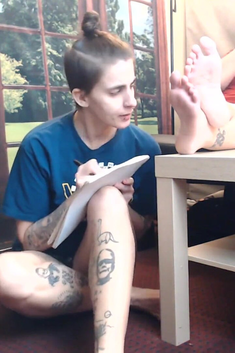 Can't resist her barefeet