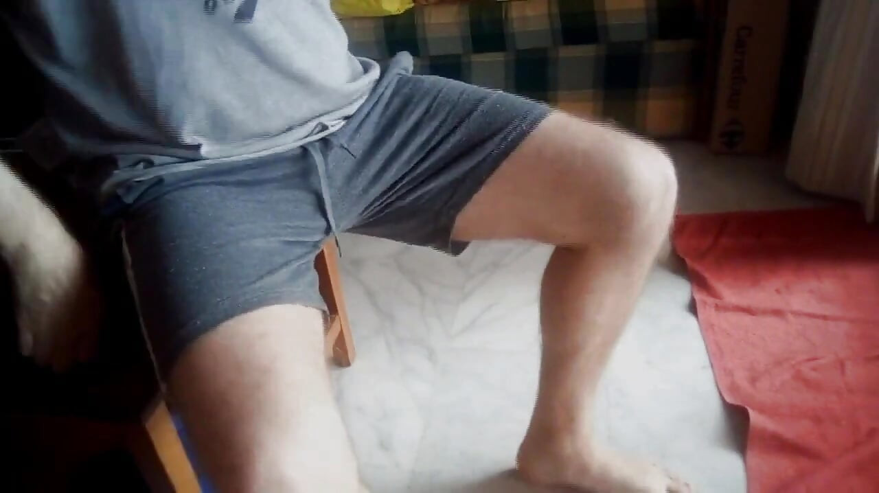 John pisse dans son short à la table