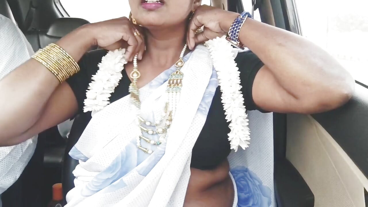 Sex în mașină cu indiancă bhabi. Frumoasă gospodină în sari încearcă să se fută cu fiul vitreg în mașină, drive.telugu vorbește murdar.