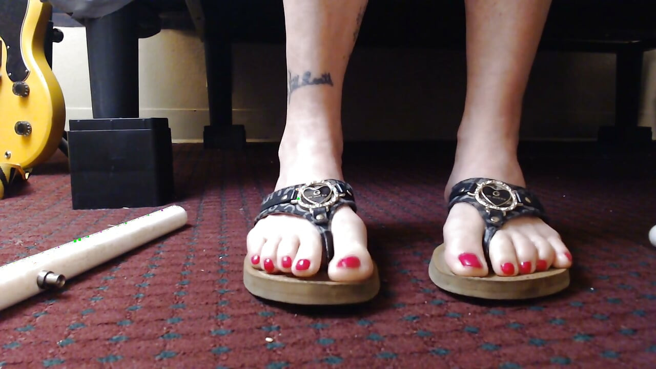 Red Nails Black Elegant Guess Flipflops