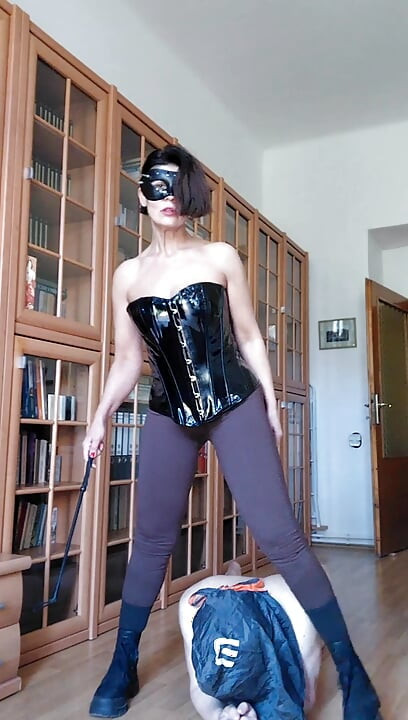 言葉のレッスンを少し受けて、もっと規律を。私がいなければ、あなたはただの価値のない奴隷だから。私の存在だけで十分だ