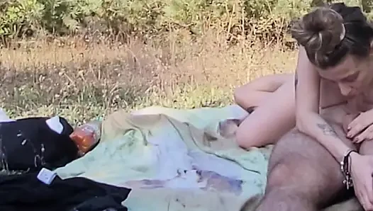Açık havada gırtlağına kadar halka açık oral seks