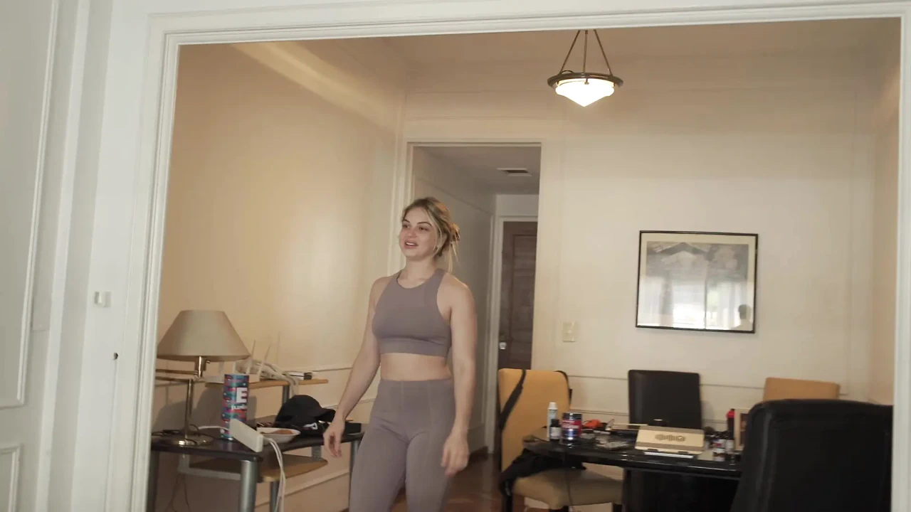 我朋友向我吹嘘他的财富, 但他女朋友只想要我的那个