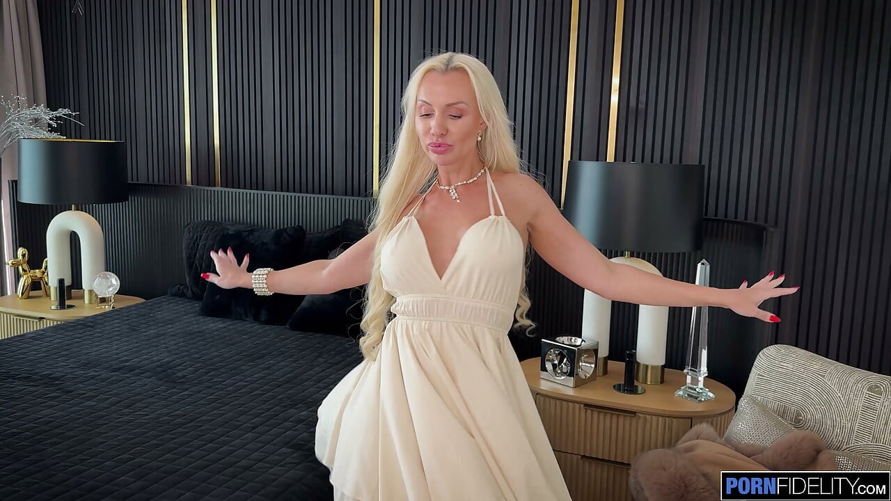 PORNFIDELITY Blondá MILF Anna Kolba líže prdel