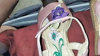 mecânico encontrou sandálias florais de couro rosa da Euro fofas