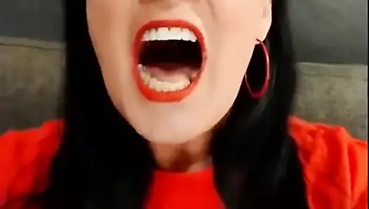 Tur lipstick merah dengan mulut