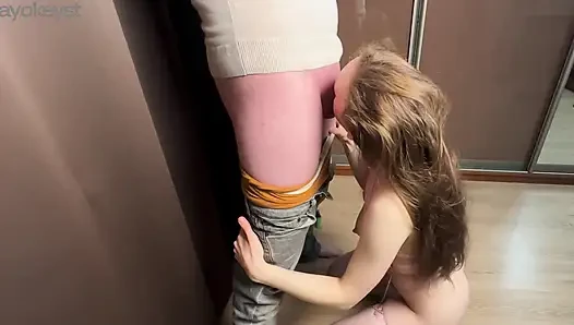 Wunderschöner Blowjob von einem süßen Mädchen in sexy rosa Dessous