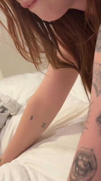 "Üvey kız kardeşlerin ateşli büyük memeli en iyi arkadaşına masaj-rosie binicisi verme" den çarpıcı an