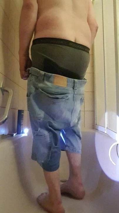 Plas in een korte spijkerbroek