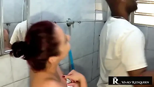Duş düzeltmesinden lezzetli bir boşalma banyosuna