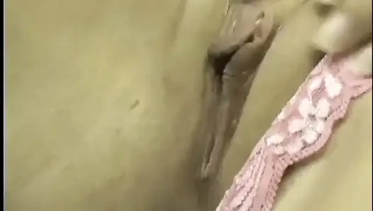 Trampige junge brünette Nevaeh Ashton hält vibrator an ihren kitzler und schiebt ihn dann in ihre rasierte fotze