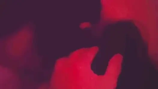 Ich lutsche meinen freund, während mein mann in mich stößt.