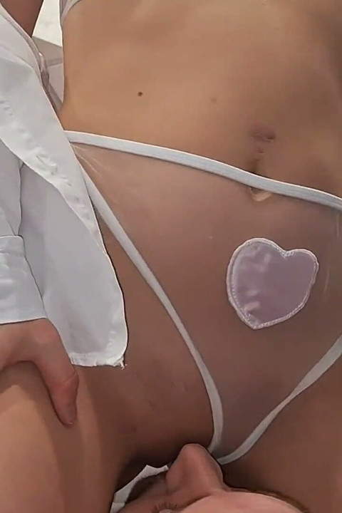 오르가즘을 느끼는 배다른 여동생과 그녀의 얼굴에 앉기