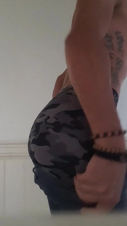 Teenboy with big buttplugg