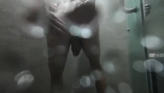 Cowok ini ngentot aku habis-habisan waktu aku lagi mandi