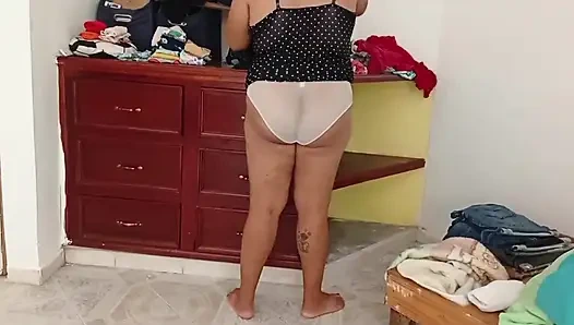 Gadis gemuk merampok kamar dan melipat pakaian