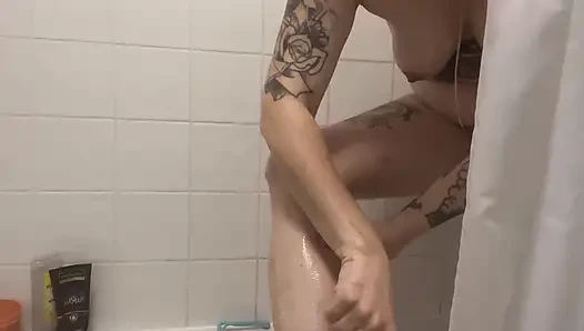 Adik tirimu lagi mandi dan cukur bulunya