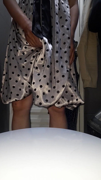 Uzbudljiv trenutak iz "Crossdresser koji nosi spermu u satenskoj svilenoj haljini na točkice sa svilenkastom podstavom"
