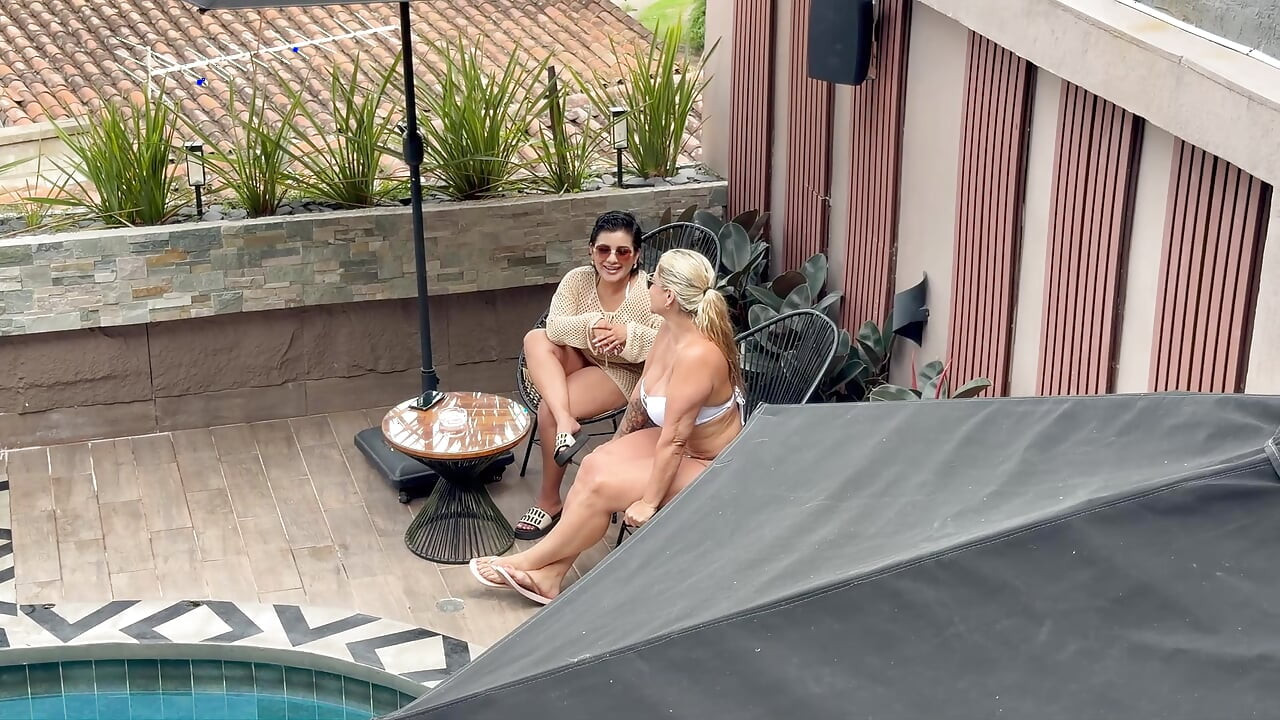 我的熟女继母给我免费按摩，但我最终被大黑屌抽插了按摩师的嘴里