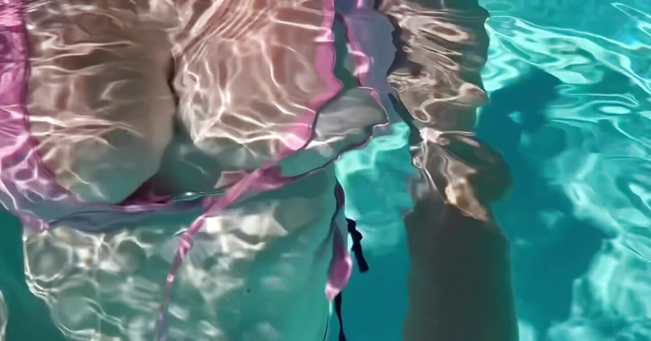 Artemisia Love su altında ve dışarıda seksi bikini fetişiyle mükemmel göğüslerini sergiliyor