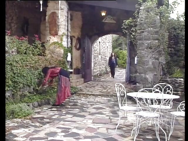 مراهقة سمراء عمرها 18 سنة يمسك بها رجل أكبر سنا. لقاء مكثف في الهواء الطلق!