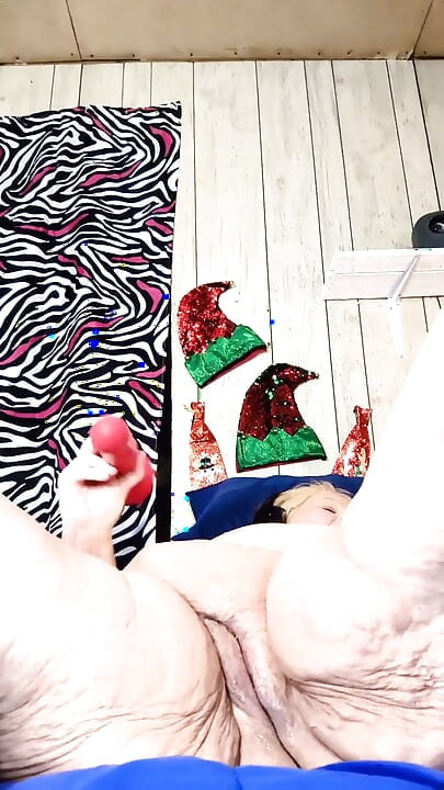 Memek becek pelacur jalang ini ditampar habis-habisan sama kontol besar sampai dia mengerang keenakan