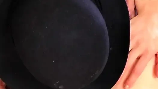 Cewek hot rambut pirang ini dientot habis-habisan di seks threesome liar