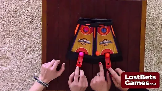 Tobi glänzt in diesem Strip Basketball Flippies-spiel