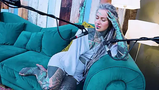 Ich spreche über U - unbequem - ASMR podcast SFW spricht goth dünnes mädchen dreadlocks tattoo-modell inked mädchen