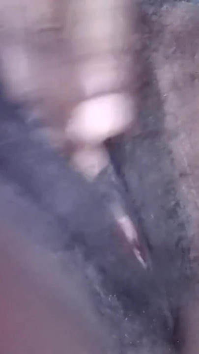 Esfregando a siririca na minha buceta peluda incrível orgasmo intenso
