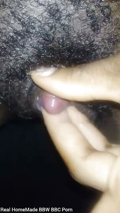 Close-up acariciando minha buceta peluda e peluda