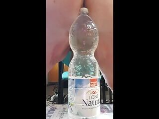 Bottiglia con lampadina da 90mm in un inserimento anale completo della lampadina e campione del risultato finale. Sessione 095. 20230825