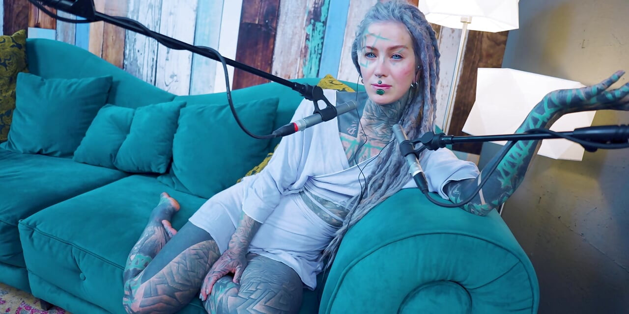 Vorbesc despre N - Necesare - ASMR podcast SFW vorbind fată slabă gotică dreadlocks tatuaj model cu cerneală