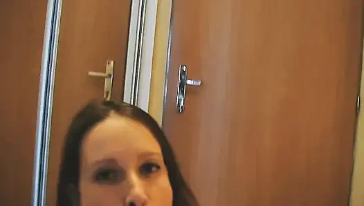 Adegan 2_slim cewek seksi rambut cokelat dengan toket kecil lagi asik ngentot pakai dildo di lantai