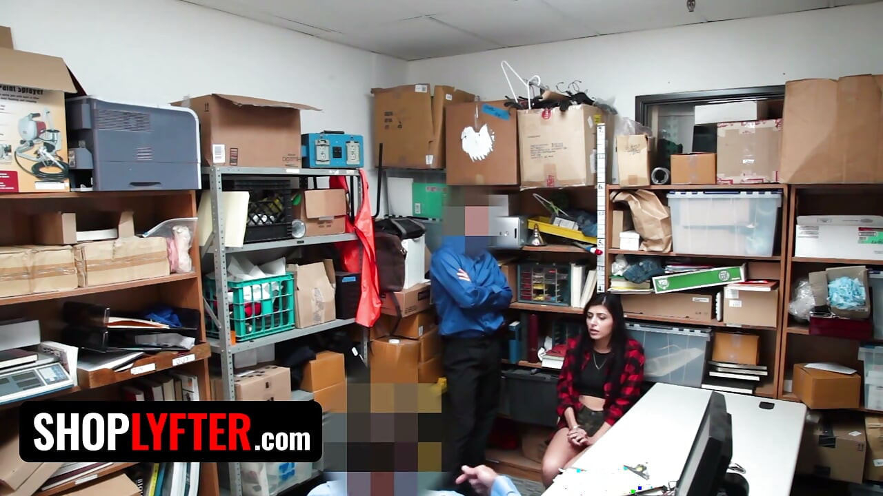 Shoplyfter - Foxy Troublemaker Одрі Royal отримує величезні камшоти на обличчя від двох охоронців