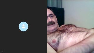 Волосатый папочка мастурбирует перед вебкамерой