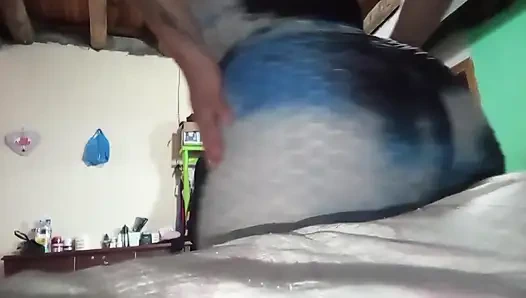 Ateşli kadın amcığını göstererek mastürbasyon yapıyor