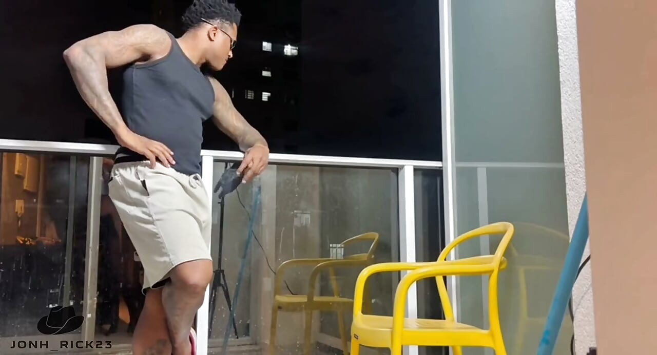 gadis kurus di balkoni