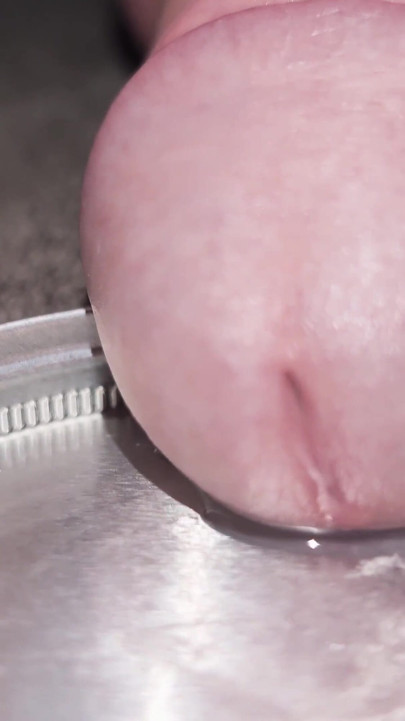 Main, tepi, dan banyak bocoran Sperma Precum Spunk. Close up - crot sperma kental. Telan spermaku sendiri