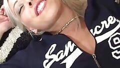 Nikky Blonde excitée caresse ses seins fermes en se faisant baiser hardcore