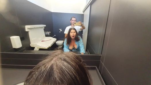 Une belle-mère se fait baiser dans les toilettes des femmes du centre commercial