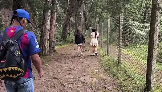 Kızlar Kamp Sırasında Rehberle Dalga Geçerler.